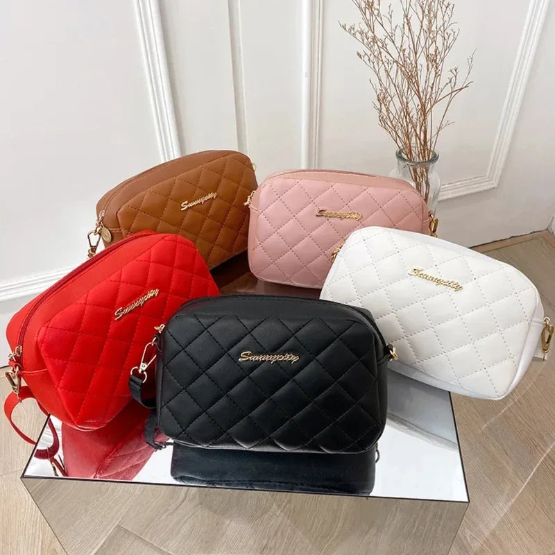 Bolsa Crossbody Feminina Moderna – Pequena, com Corrente, Bordado em Matelassê e Charme Tassel