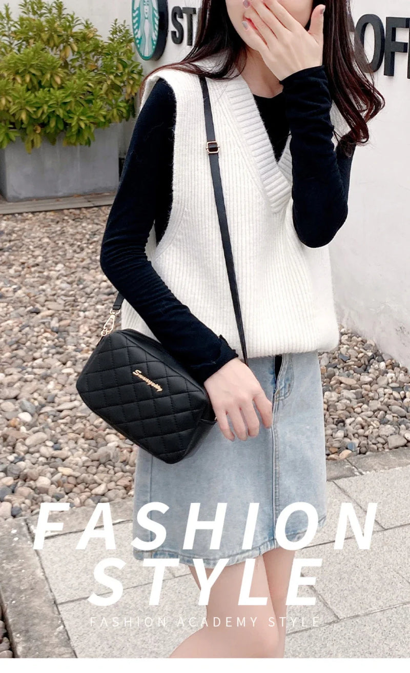 Bolsa Crossbody Feminina Moderna – Pequena, com Corrente, Bordado em Matelassê e Charme Tassel