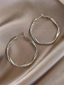 Brincos Femininos Design Elegante com Textura Sedosa – Joia Moderna para Festas e Ocasiões Especiais