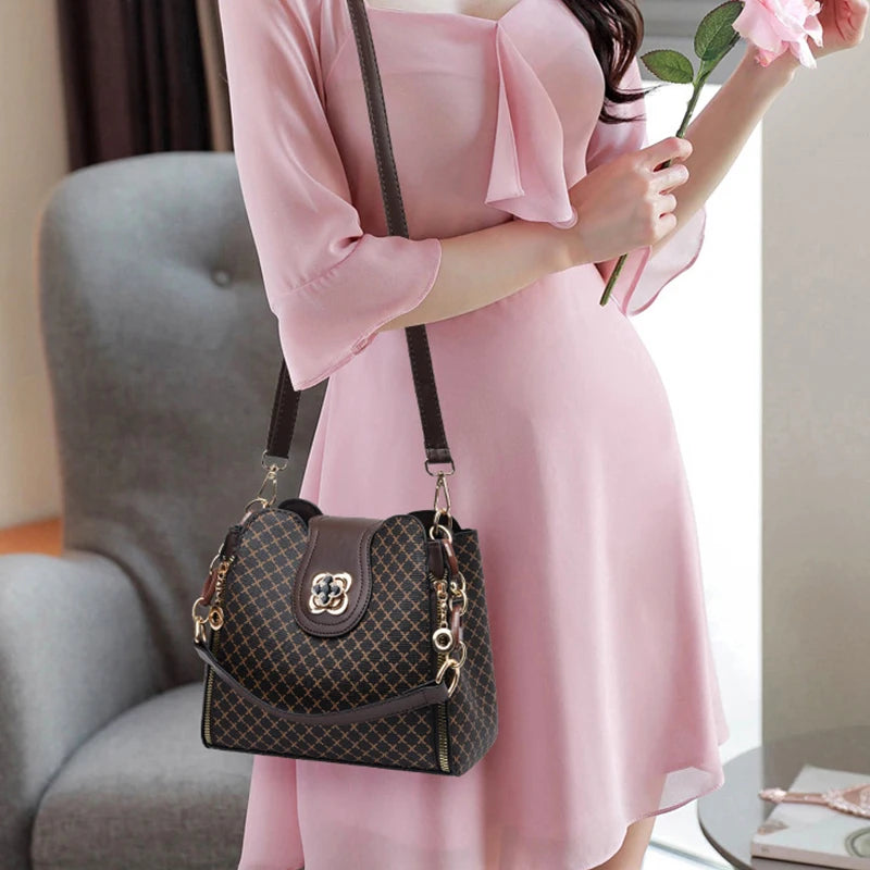 Bolsa Feminina Estilo Bucket – Design Luxuoso, Estampa Xadrez e Alça Transversal