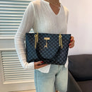 Bolsa Feminina Estilo Moderno com Textura de Couro Suave – Espaçosa, com Pingentes Decorativos para Uso Diário