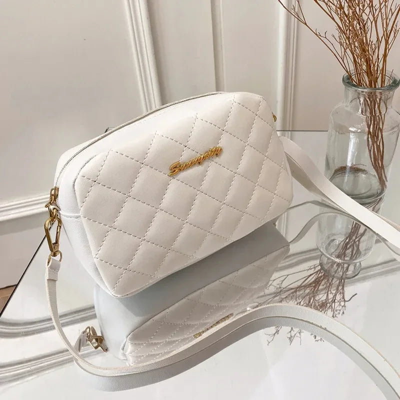 Bolsa Crossbody Feminina Moderna – Pequena, com Corrente, Bordado em Matelassê e Charme Tassel