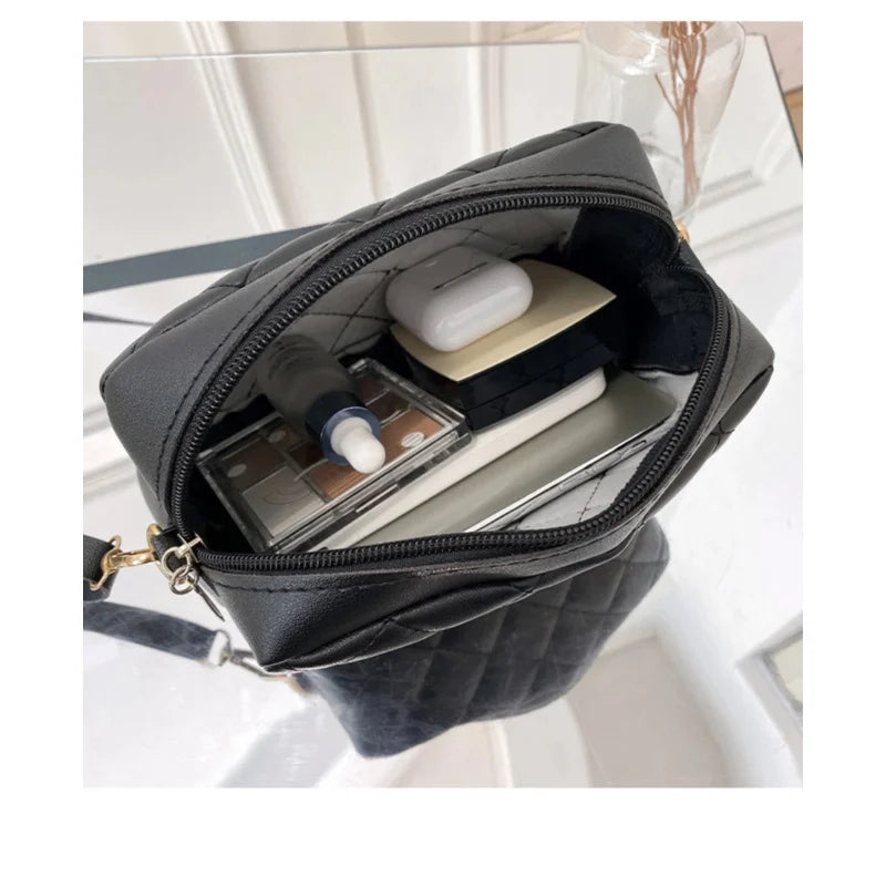 Bolsa Crossbody Feminina Moderna – Pequena, com Corrente, Bordado em Matelassê e Charme Tassel