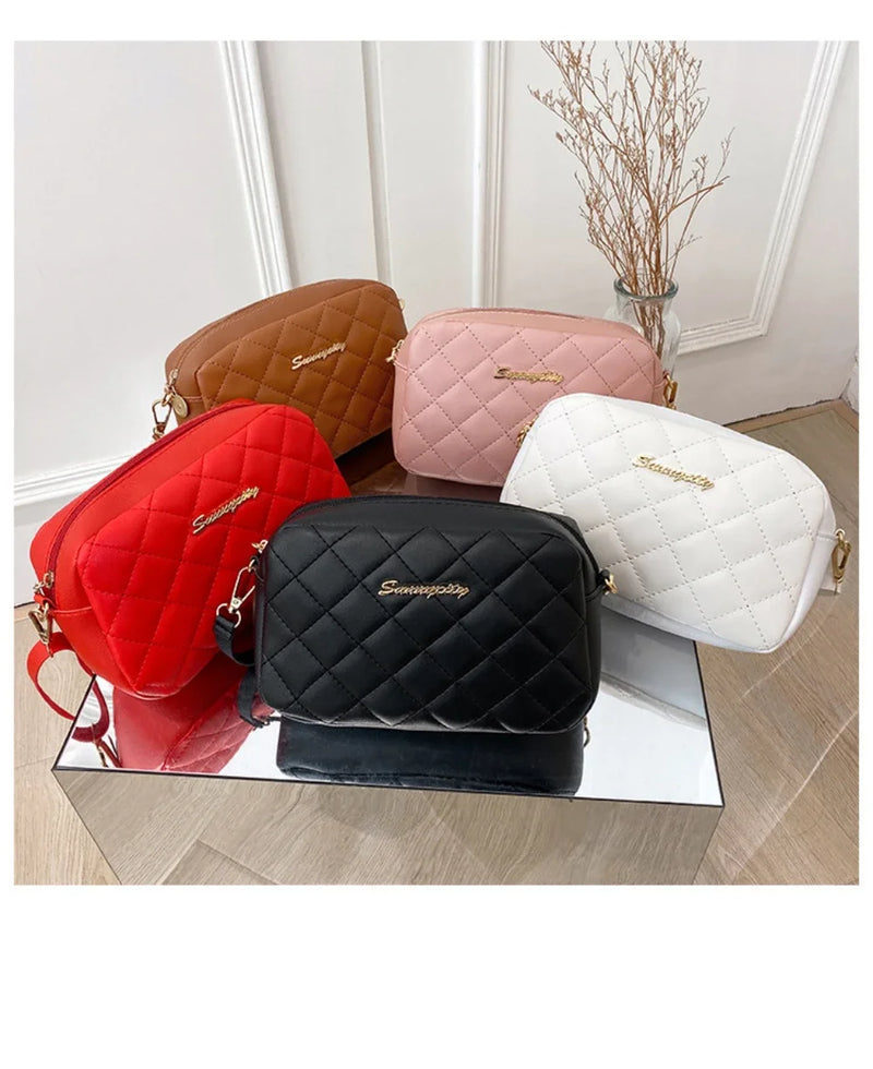 Bolsa Crossbody Feminina Moderna – Pequena, com Corrente, Bordado em Matelassê e Charme Tassel
